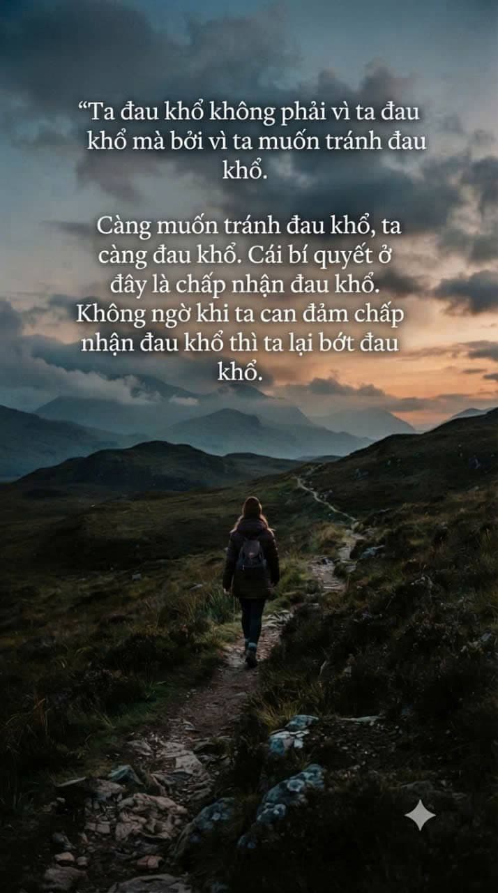 Một người bước đi một mình trên con đường núi lúc hoàng hôn, tượng trưng cho sự chấp nhận nỗi buồn và hành trình tìm về bình an nội tâm.